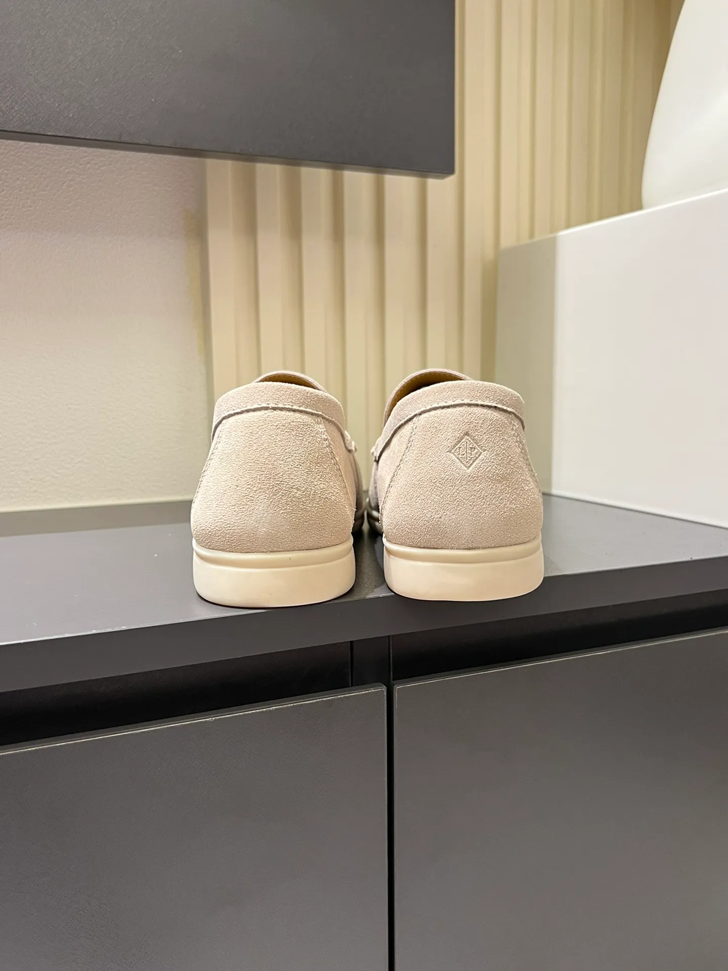 Men's shoes 💰p360 "Loro men's shoes 💰pian'*" Classic L men's shoes for couples 💰p Top version British flat loafers, a must-have item in old money style, the minimalist design is eye-catching and durable, a plus point for dressing The soft foot feel and texture are outstanding. They don’t scratch your feet and are very nice. They are matched with soft and waxy soles. They can be worn daily for a long time without getting tired. They are easy to wear, versatile and classic items, with perfect foot feel and texture! Imported cashmere fabric, the lining is made of imported A-grade water-dyed cow lining, the top version of the genuine leather midsole is sewn with pure handmade mark thread! Size: Female 35-40 (34. Customized) Male 38-44 (45.46. Customized)